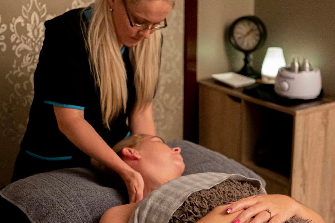 Manual lymphatic drainage massage technique